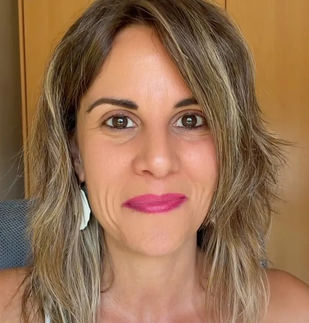 Laia Martí, terapeuta y facilitadora KAP y PSYCH-K®, sonriendo a cámara