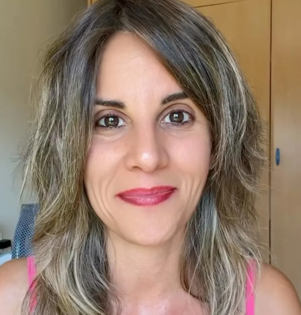 Laia Martí, terapeuta y facilitadora KAP y PSYCH-K®, sonriendo a cámara