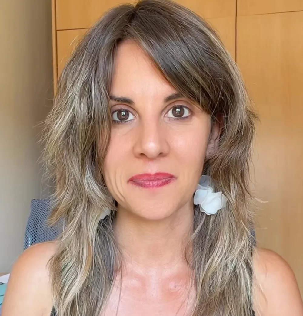 Laia Martí, terapeuta y facilitadora, mirando a cámara en su consulta